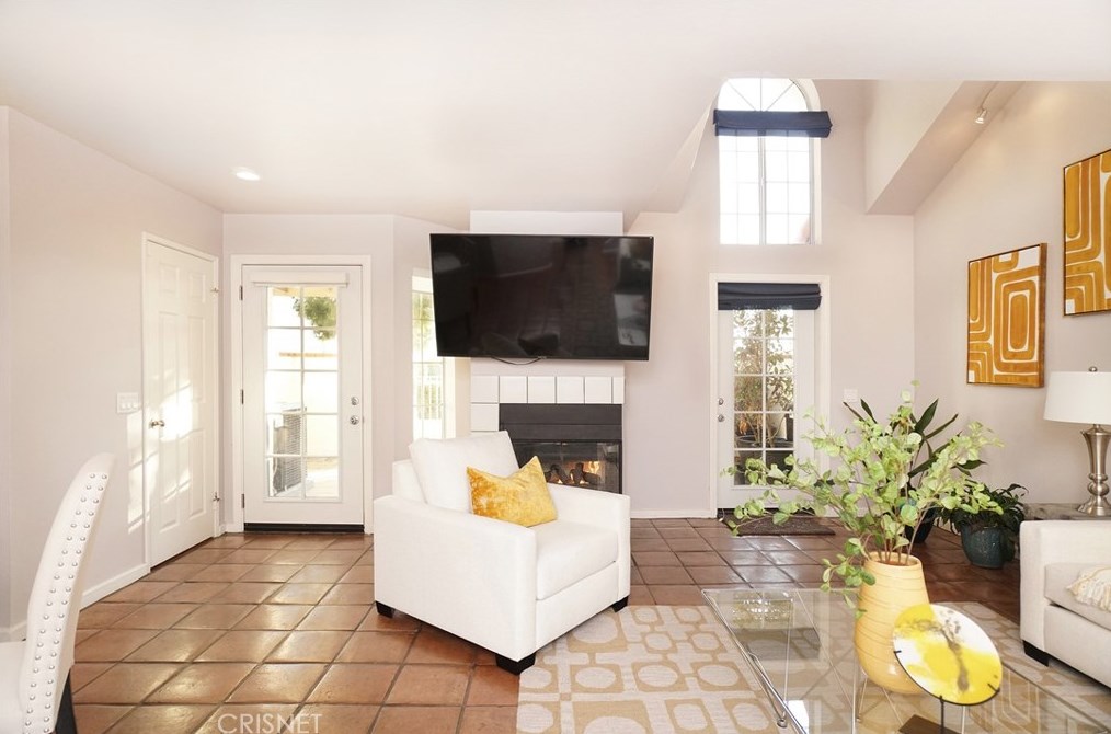 214 Camino Cortina, Camarillo CA  93010-2600 exterior