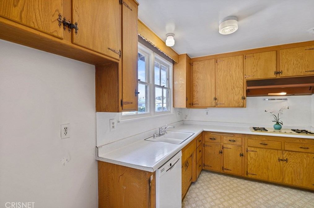 6225 Shirley Ave, Los Angeles CA  91335-6547 exterior