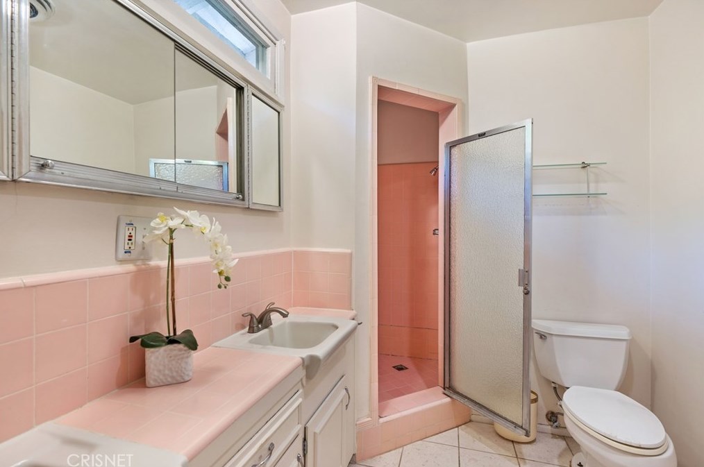 6225 Shirley Ave, Los Angeles CA  91335-6547 exterior