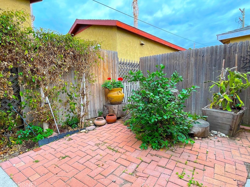8644 Denver Ave, Los Angeles CA  90044-5714 exterior