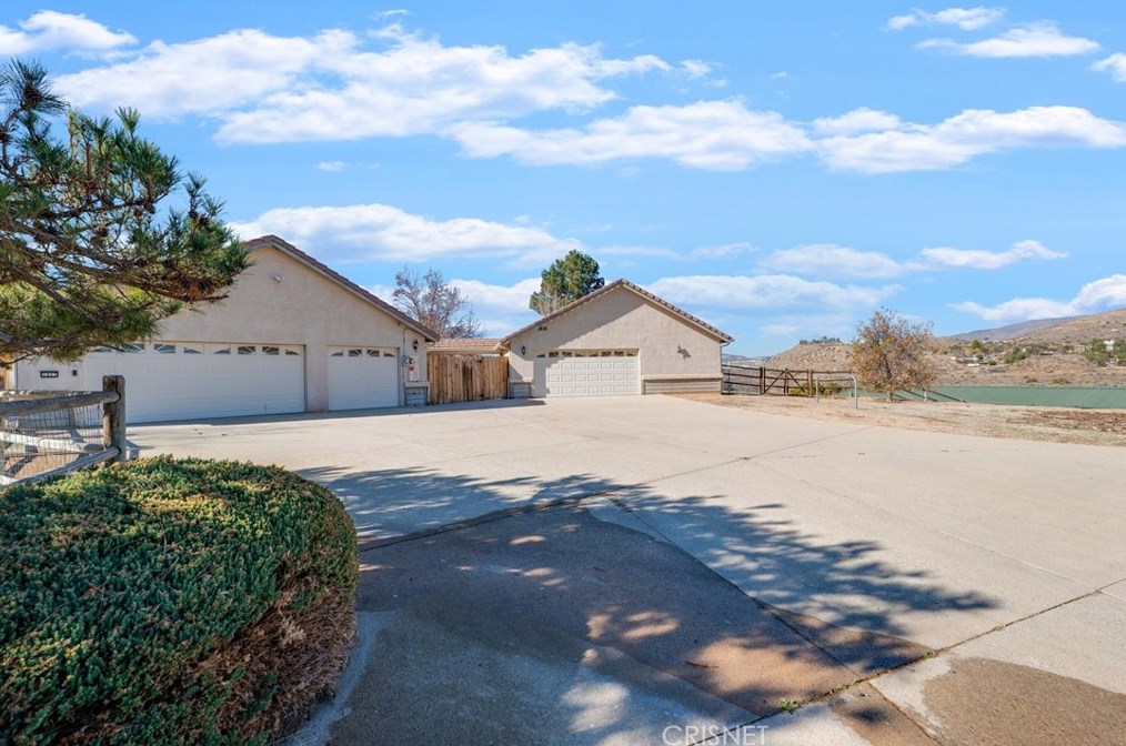 2453 Trails End Rd, Acton CA  93510-2442 exterior