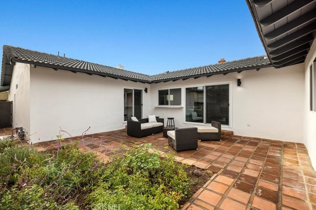 5120 Lindblade Dr, Los Angeles CA  90230-5944 exterior