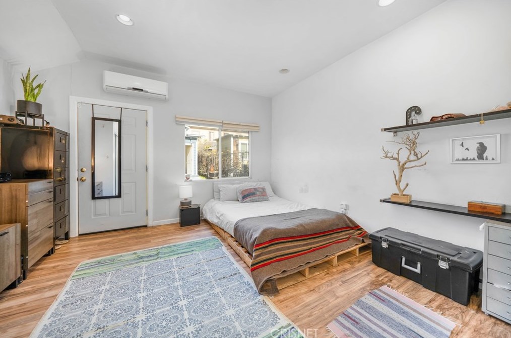 2625 Main St, Los Angeles CA  90007-2735 exterior