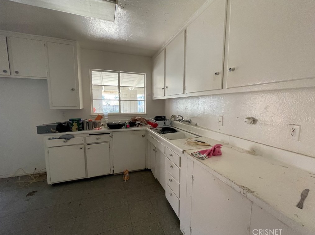 12470 Pinney St, Los Angeles CA  91331-1343 exterior