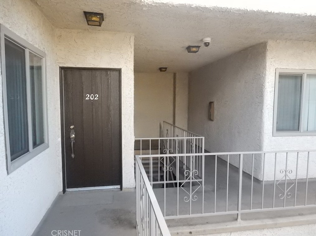 7055 Etiwanda Ave, Los Angeles CA  91335-4559 exterior