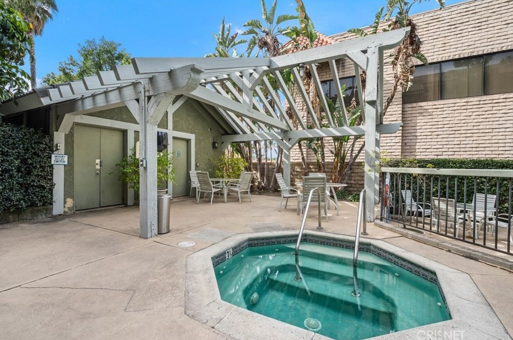 18324 Clark St, Los Angeles CA  91356-3507 exterior