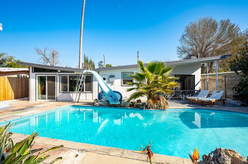 7743 White Oak Ave, Los Angeles CA  91335-2239 exterior