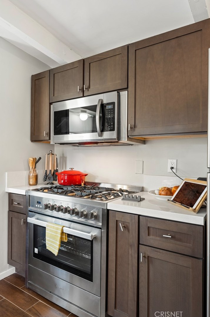 7743 White Oak Ave, Los Angeles CA  91335-2239 exterior