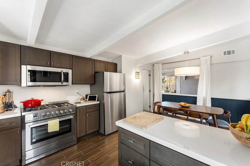 7743 White Oak Ave, Los Angeles CA  91335-2239 exterior