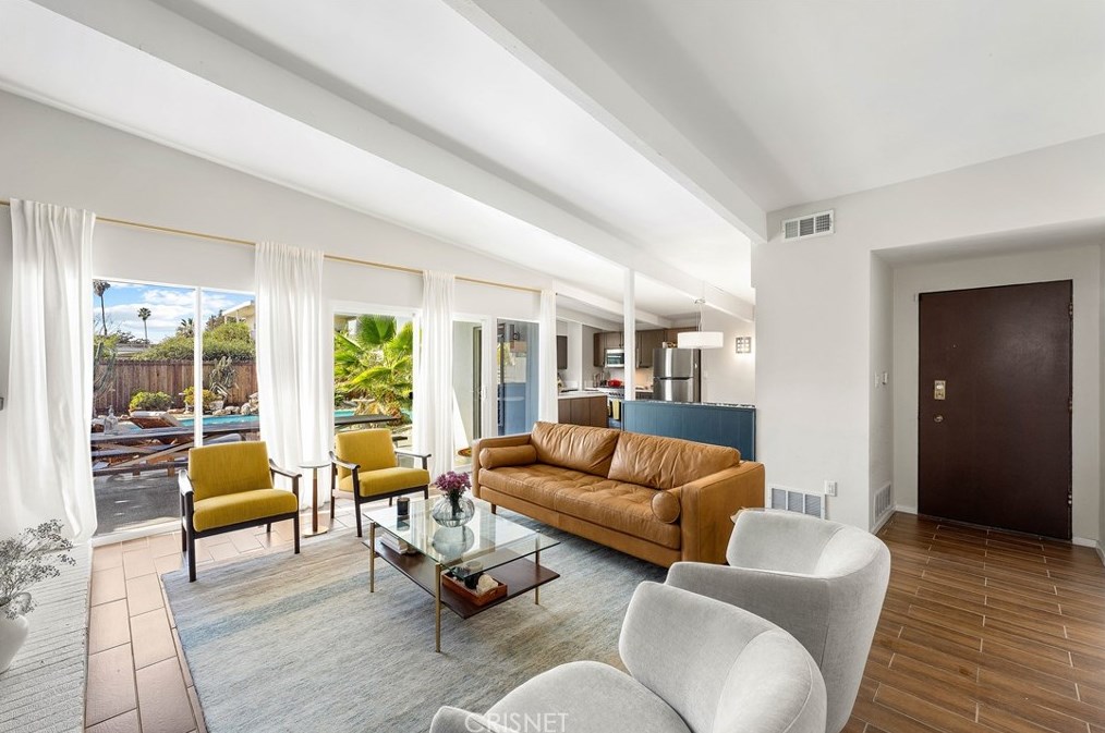 7743 White Oak Ave, Los Angeles CA  91335-2239 exterior