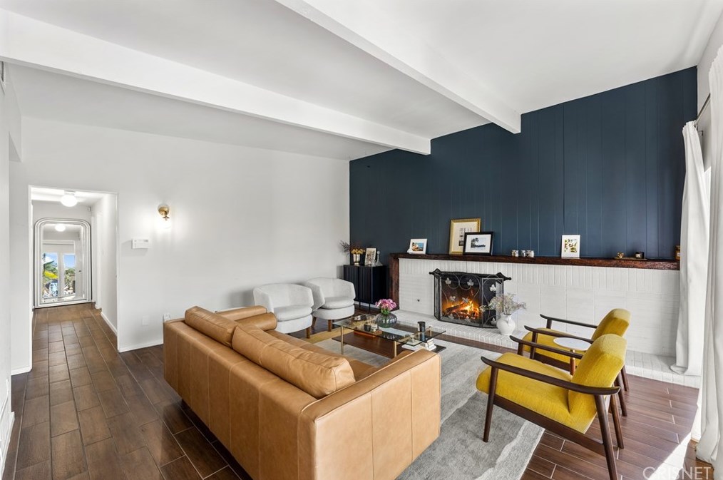 7743 White Oak Ave, Los Angeles CA  91335-2239 exterior