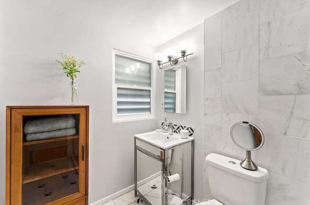 7743 White Oak Ave, Los Angeles CA  91335-2239 exterior