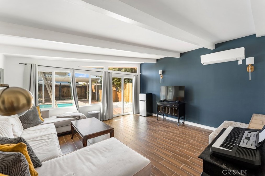 7743 White Oak Ave, Los Angeles CA  91335-2239 exterior