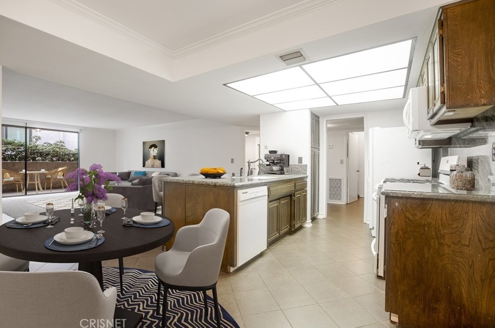 5325 Lindley Ave, Los Angeles CA  91356-3708 exterior