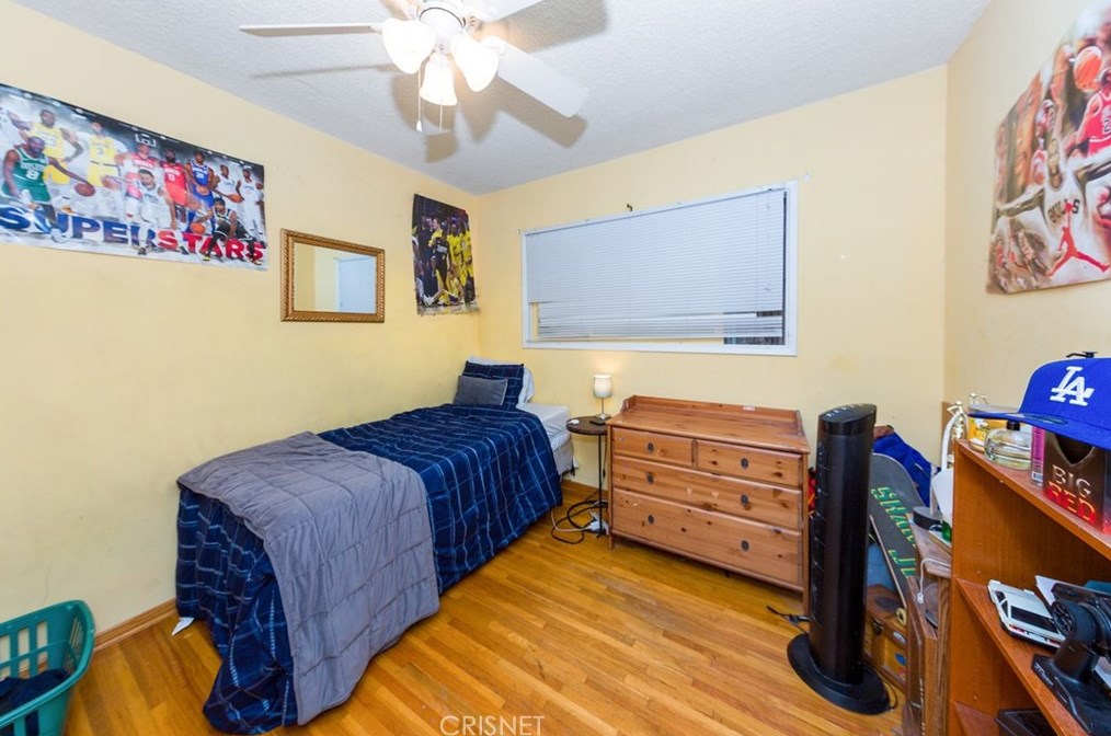 10421 Amestoy Ave, San Fernando CA  91344-6226 exterior