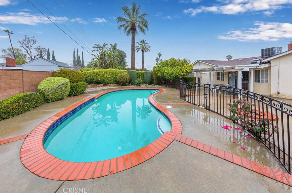 10421 Amestoy Ave, San Fernando CA  91344-6226 exterior