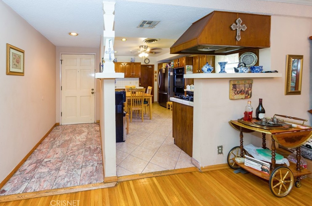 10421 Amestoy Ave, San Fernando CA  91344-6226 exterior