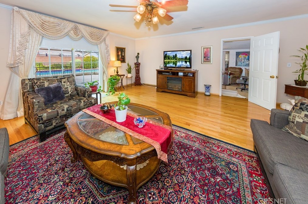 10421 Amestoy Ave, San Fernando CA  91344-6226 exterior