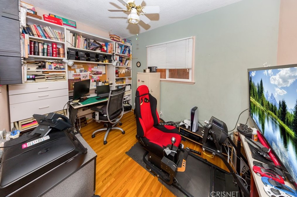 10421 Amestoy Ave, San Fernando CA  91344-6226 exterior