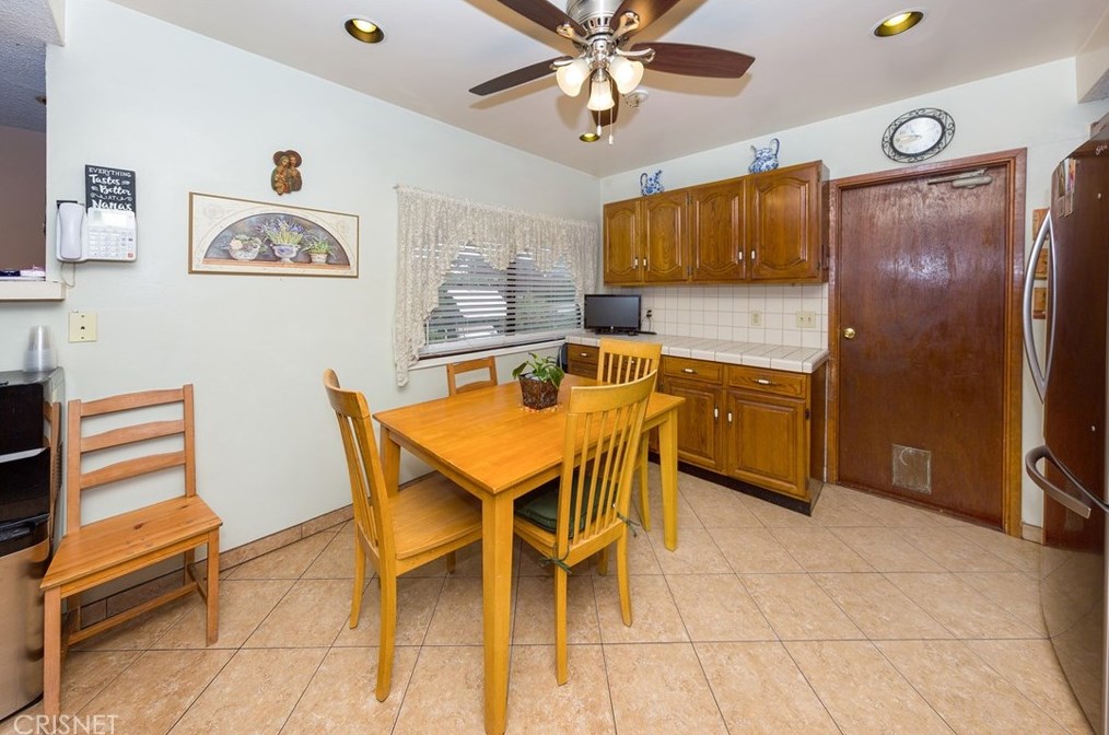 10421 Amestoy Ave, San Fernando CA  91344-6226 exterior