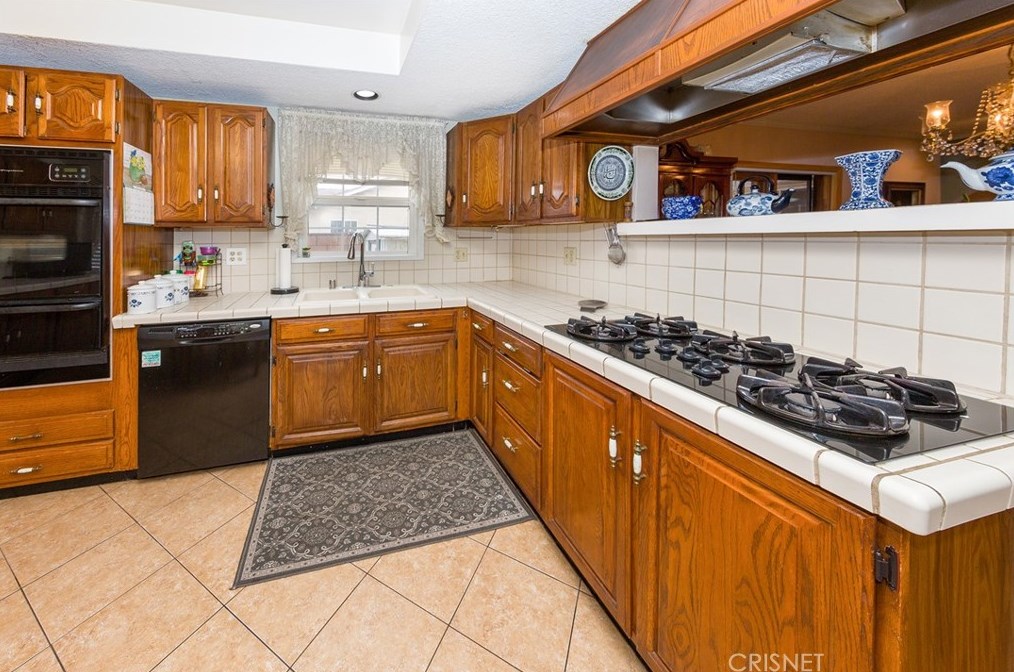 10421 Amestoy Ave, San Fernando CA  91344-6226 exterior