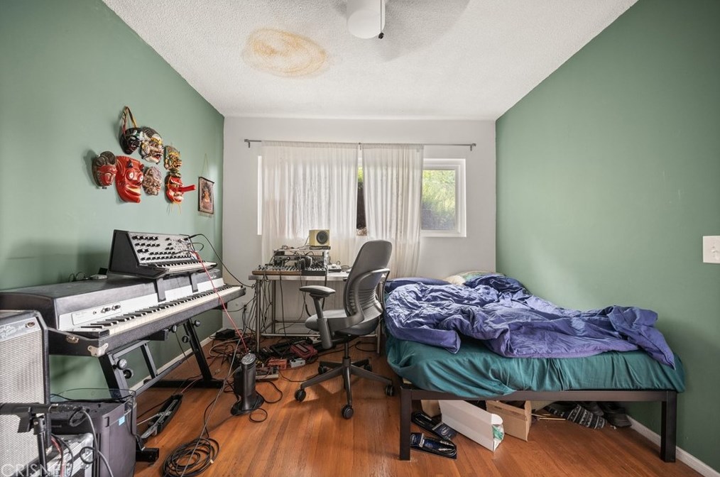 1346 Sutherland St, Los Angeles CA  90026-3434 exterior