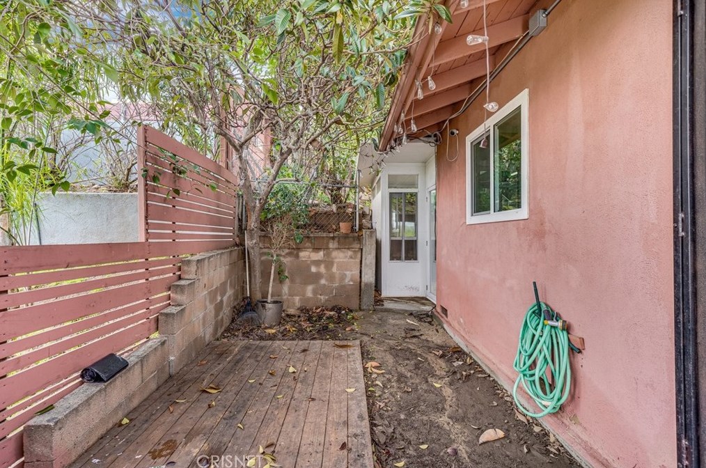 1346 Sutherland St, Los Angeles CA  90026-3434 exterior