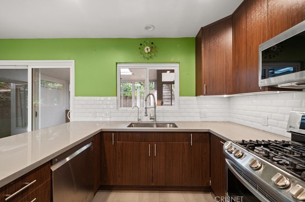1346 Sutherland St, Los Angeles CA  90026-3434 exterior