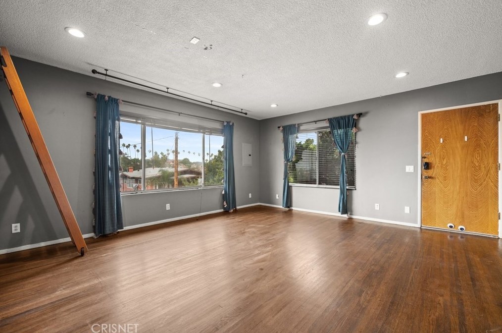 1346 Sutherland St, Los Angeles CA  90026-3434 exterior