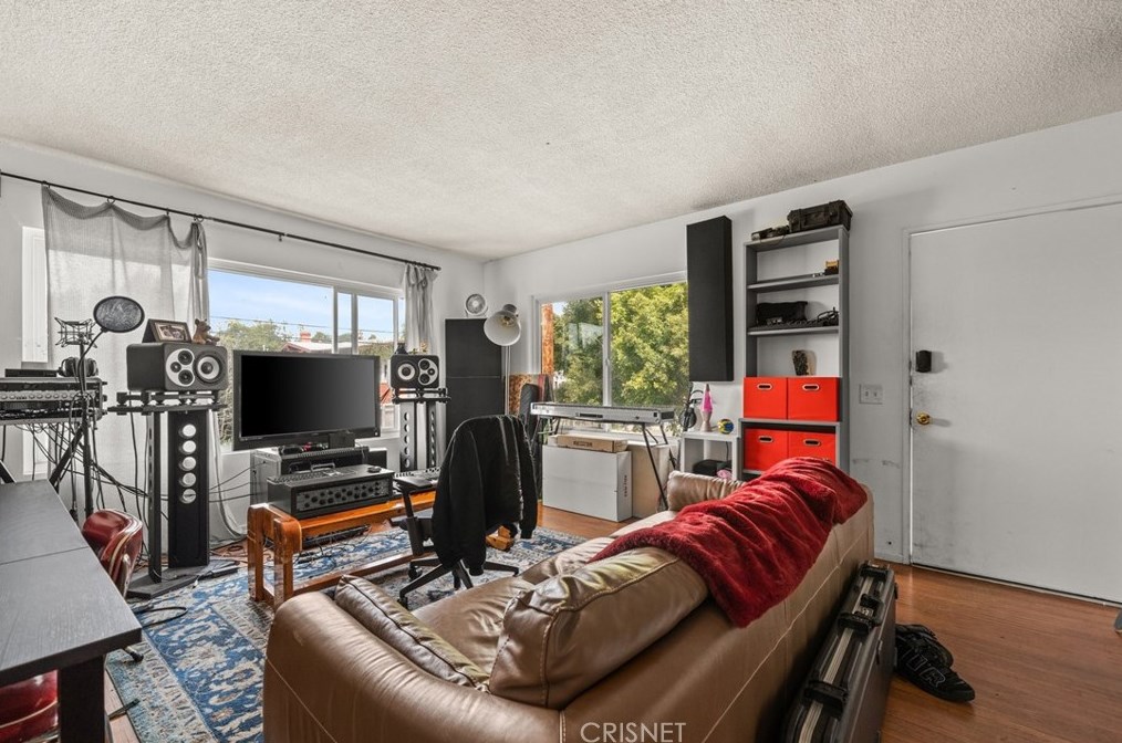 1346 Sutherland St, Los Angeles CA  90026-3434 exterior