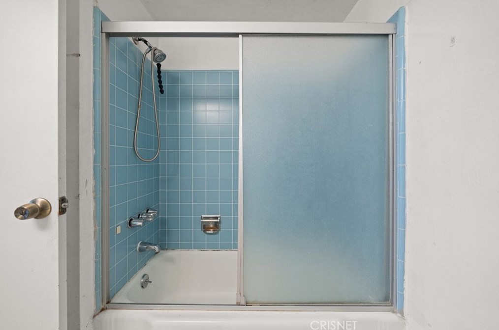 1346 Sutherland St, Los Angeles CA  90026-3434 exterior