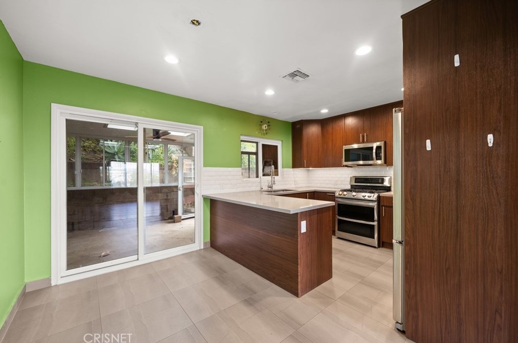 1346 Sutherland St, Los Angeles CA  90026-3434 exterior