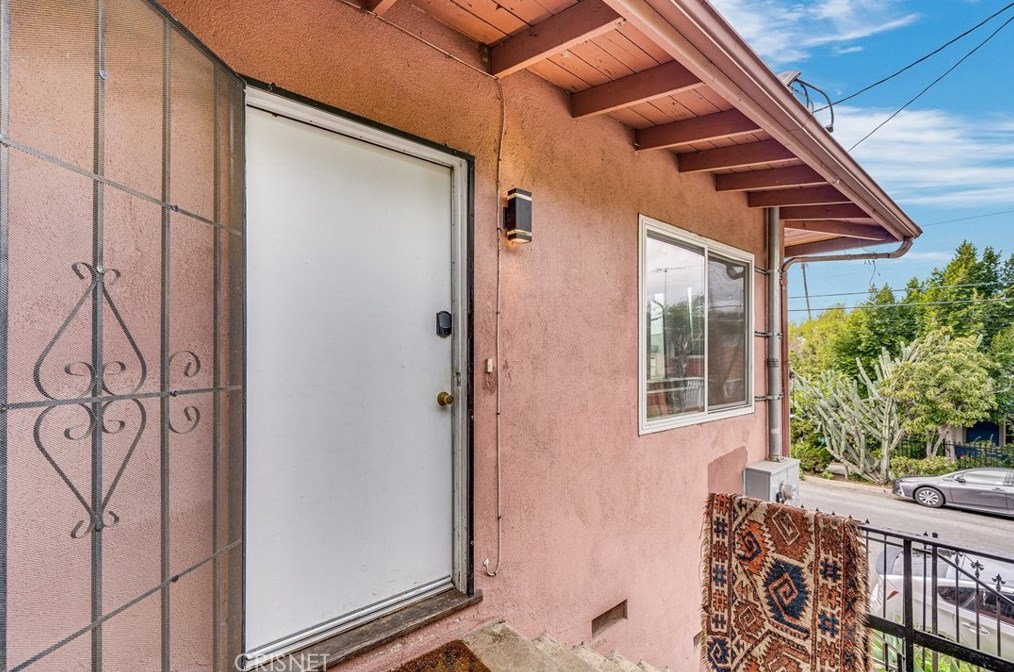 1346 Sutherland St, Los Angeles CA  90026-3434 exterior