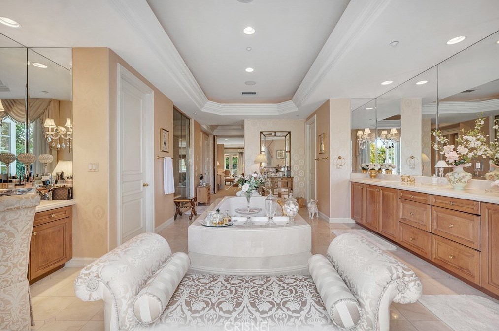 3719 Winford Dr, Los Angeles CA  91356-5810 exterior
