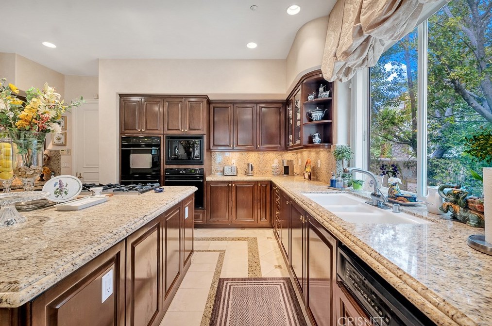 3719 Winford Dr, Los Angeles CA  91356-5810 exterior