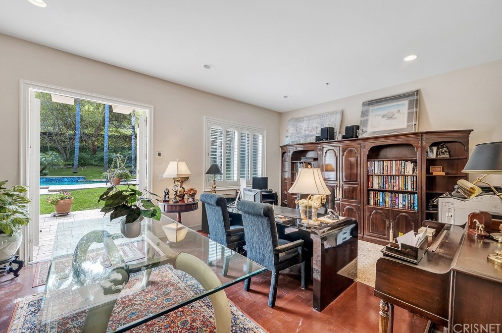 3719 Winford Dr, Los Angeles CA  91356-5810 exterior