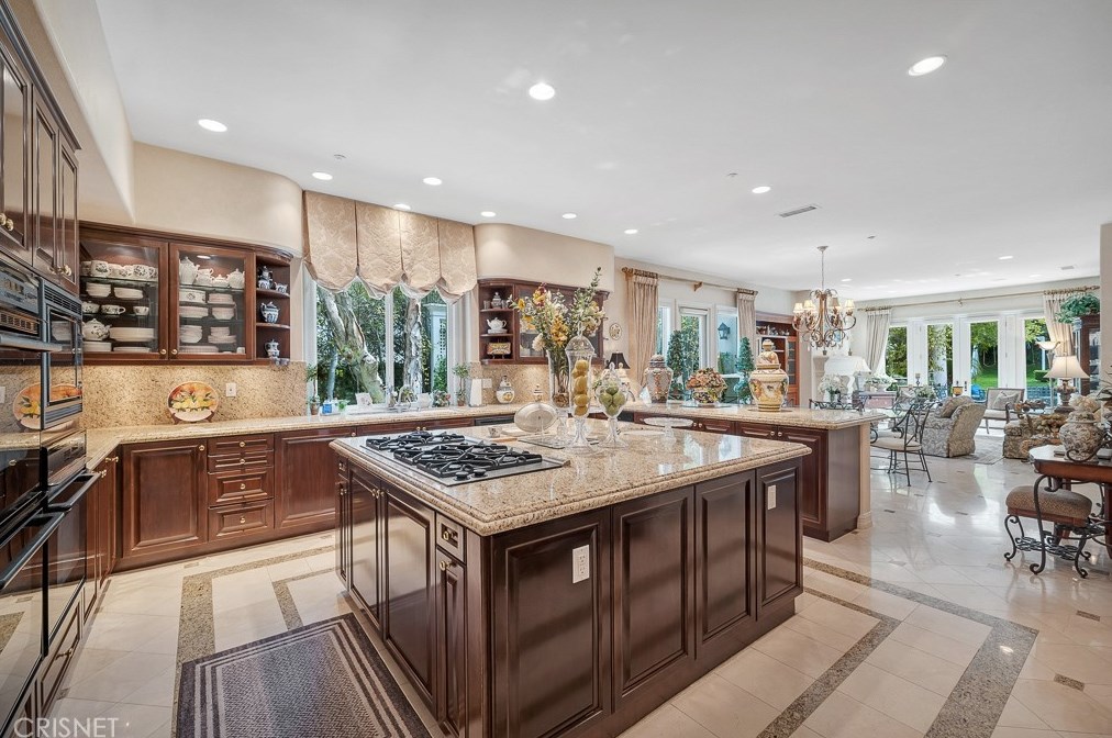 3719 Winford Dr, Los Angeles CA  91356-5810 exterior