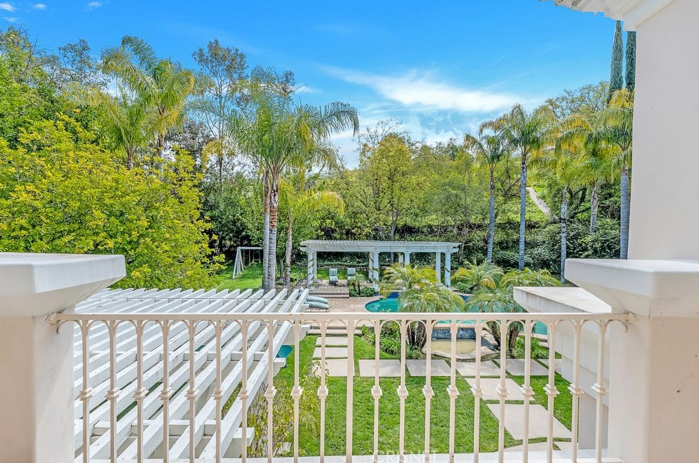 3719 Winford Dr, Los Angeles CA  91356-5810 exterior