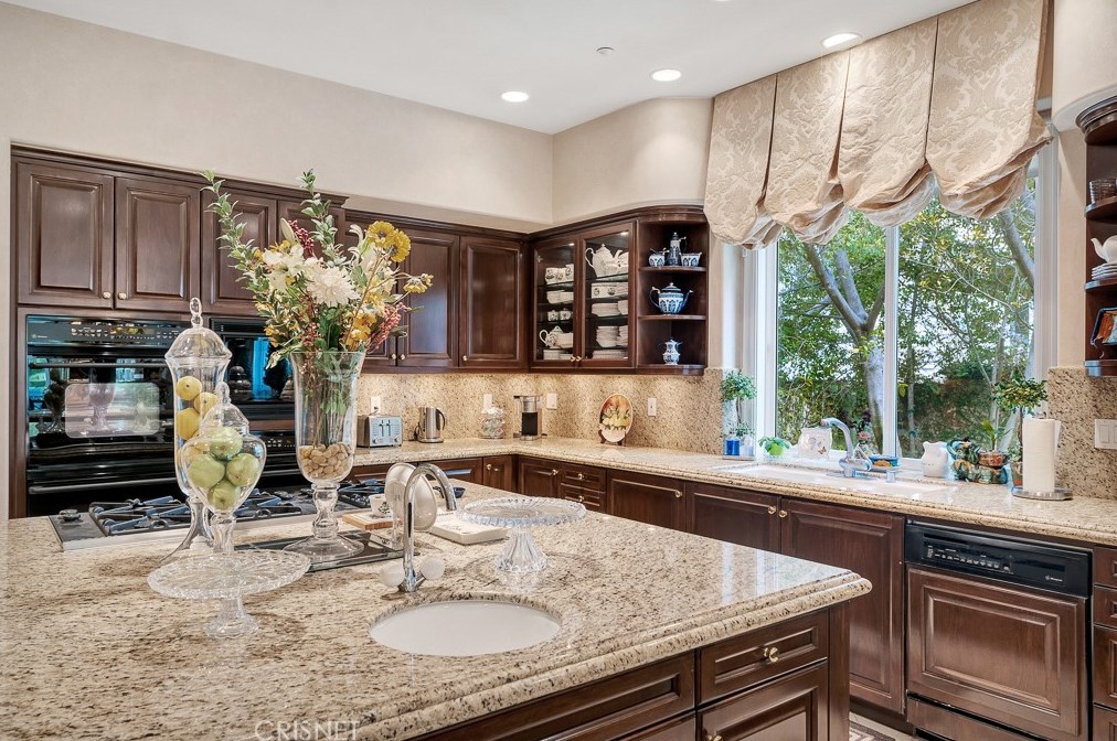 3719 Winford Dr, Los Angeles CA  91356-5810 exterior