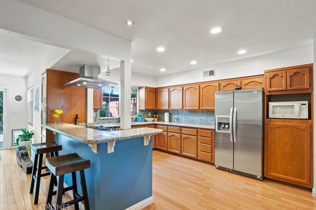 19128 Archwood St, Los Angeles CA  91335-5001 exterior