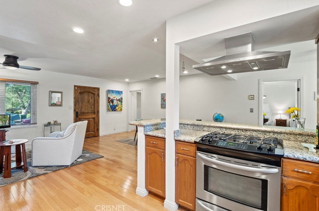 19128 Archwood St, Los Angeles CA  91335-5001 exterior