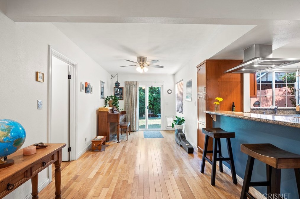 19128 Archwood St, Los Angeles CA  91335-5001 exterior