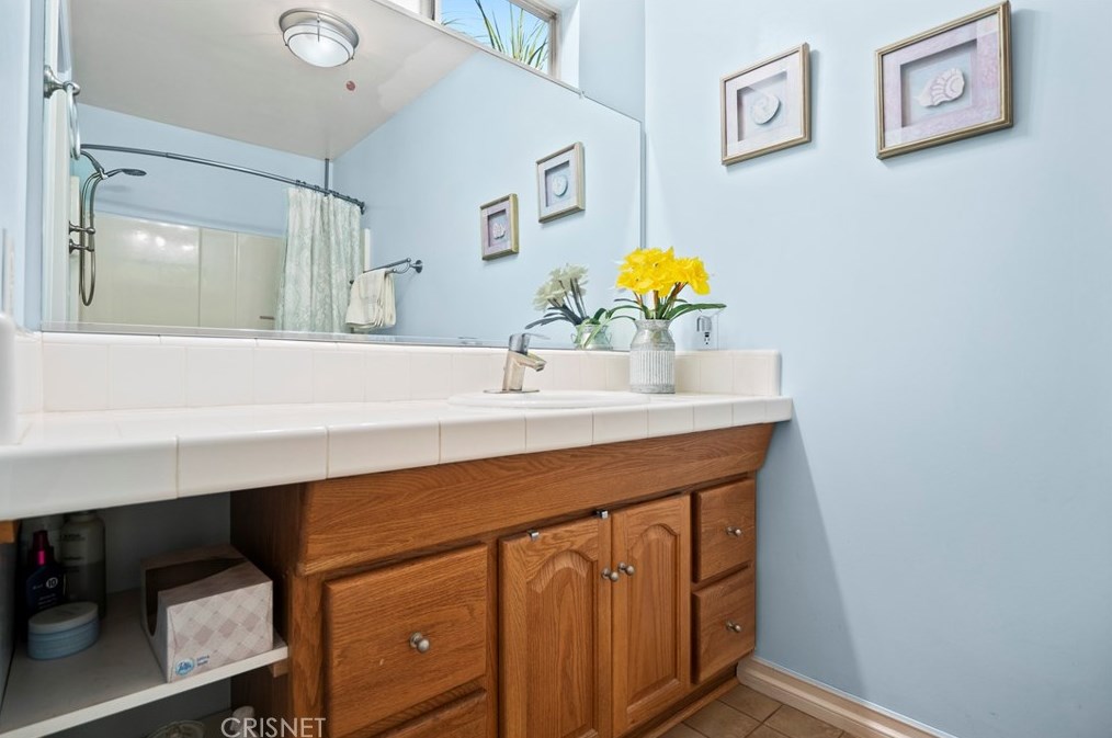 19128 Archwood St, Los Angeles CA  91335-5001 exterior