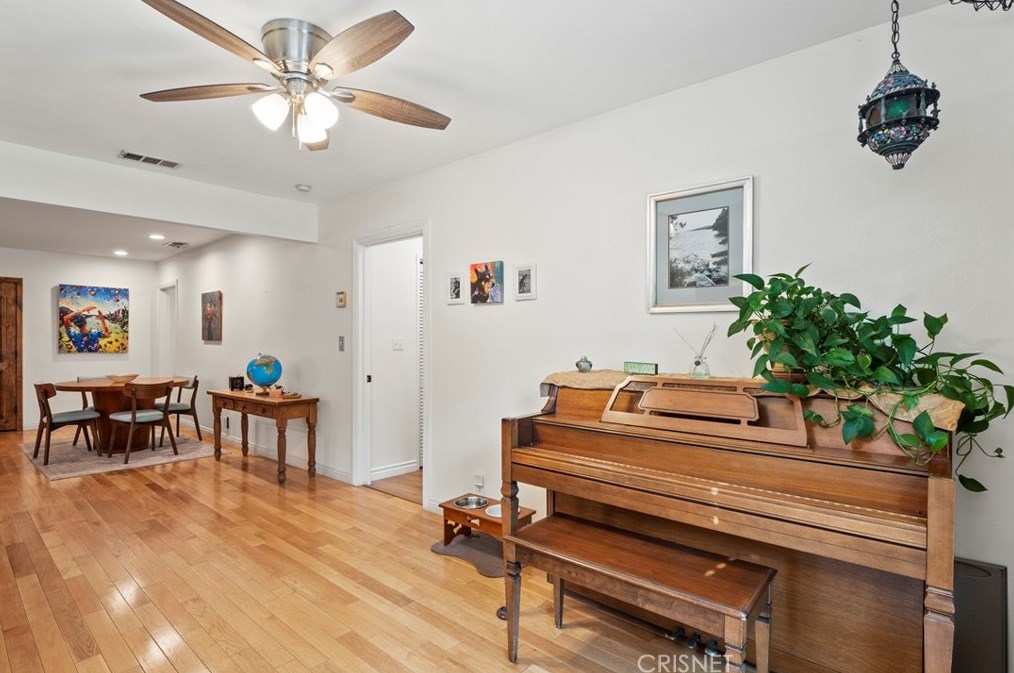19128 Archwood St, Los Angeles CA  91335-5001 exterior