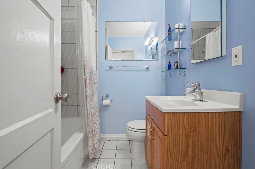 19128 Archwood St, Los Angeles CA  91335-5001 exterior