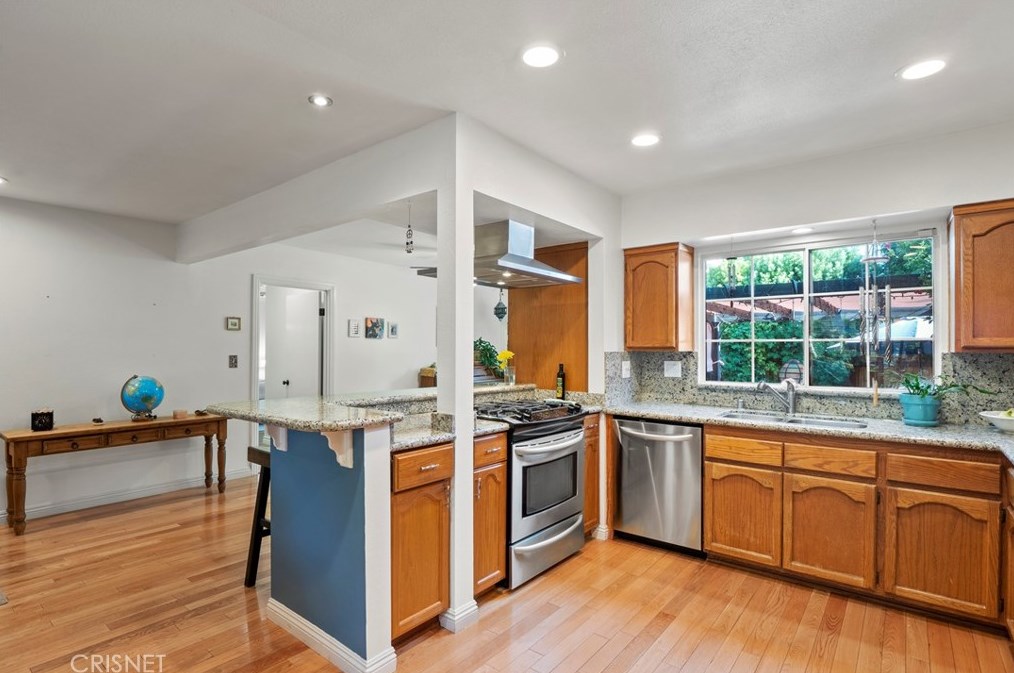 19128 Archwood St, Los Angeles CA  91335-5001 exterior