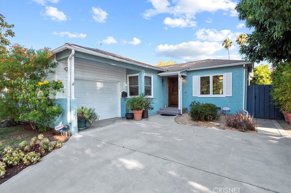 19128 Archwood St, Los Angeles CA  91335-5001 exterior