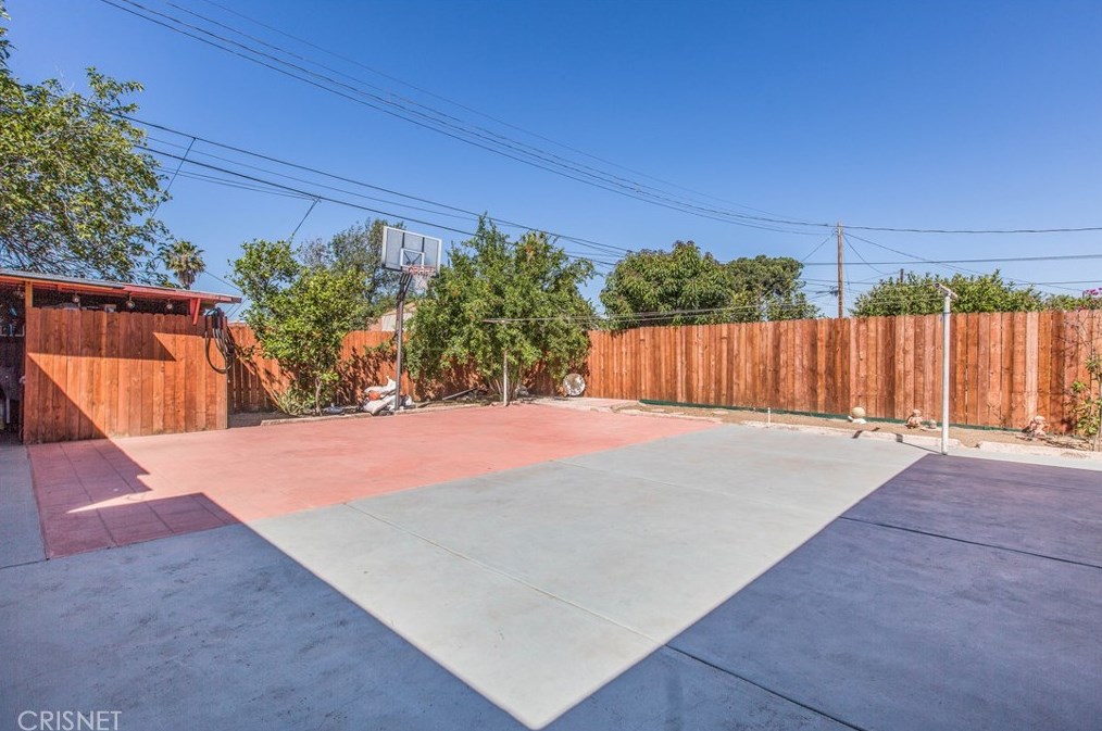 9707 Amboy Ave, Los Angeles CA  91331-4118 exterior