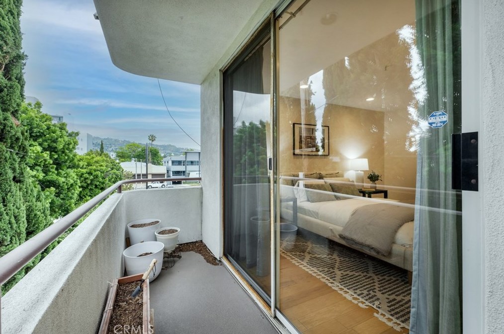 131 Croft Ave, Los Angeles CA  90048-3443 exterior