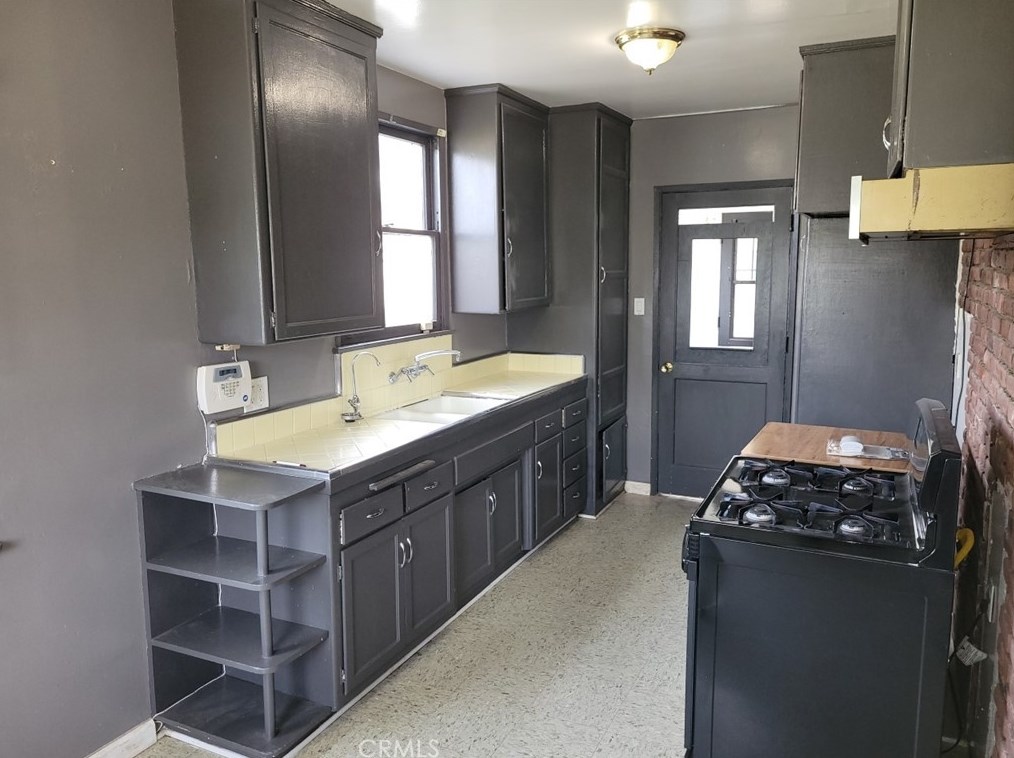 19454 Hartland St, Los Angeles CA  91335-3737 exterior